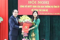 Bà Nguyễn Thị Bích Nhiệm nhận quyết định điều động.