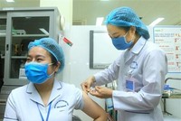 Điều dưỡng viên khu cách ly Bệnh viện Việt Tiệp cơ sở 2 Bùi Thị Thanh Nhung, sinh năm 1987, được tiêm mũi liều vaccine ngừa COVID-19 đầu tiên tại Hải Phòng. (Ảnh: An Đăng/TTXVN).