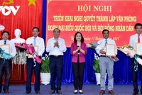Bà Lê Thị Ái Nam- Phó Bí thư Thường trực Tỉnh ủy, Chủ tịch HĐND tỉnh Bạc Liêu và ông Phan Như Nguyện- Ủy viên dự khuyết Ban Chấp hành Trung ương Đảng, Phó chủ tịch Thường trực HĐND tỉnh Bạc Liêu trao quyết định, tặng hoa chúc mừng các cán bộ được bổ nhiệm Chánh, Phó Chánh Văn phòng ĐBQH và HĐND tỉnh.