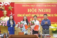 Ông Phạm Xuân Duệ, Chánh Văn phòng UBND tỉnh và bà Trần Thị Minh Tuyền, Phó Chánh văn phòng Tỉnh ủy Quảng Ngãi nhận quyết định bổ nhiệm.