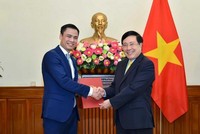 Ủy viên Bộ Chính trị, Phó Thủ tướng, Bộ trưởng Ngoại giao Phạm Bình Minh đã trao quyết định bổ nhiệm Thứ trưởng Ngoại giao cho ông Đặng Hoàng Giang.