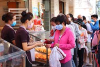 Người dân TP.HCM mua bánh mì tại ABC Bakery (Ảnh: H.Phúc).