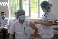 Các nhân viên y tế tại Hoà Bình được tiêm vaccine AstraZeneca.