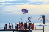 Hàng không, du lịch tranh thủ "vợt khách"