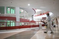 Đại học Kinh tế quốc dân thực hiện phun khử khuẩn để đón sinh viên trở lại trường. (Ảnh: Thanh Tùng/TTXVN).