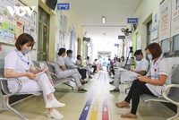 Trong ngày đầu tiên, 80/172 cán bộ, y, bác sĩ, nhân viên tuyến đầu đang làm việc tại bệnh viện tham gia tiêm vaccine.