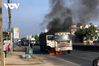 Xe tải bốc cháy trên Quốc lộ 1A qua địa phận huyện Núi thành, tỉnh Quảng Nam.