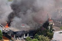 Đám cháy bùng lên dữ dội bao trùm quán BBQ.