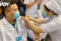 Tiêm vắc xin cho nhân viên y tế Bệnh viện Bệnh Nhiệt đới TP.HCM.