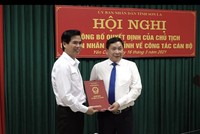 Chủ tịch UBND tỉnh Sơn La Hoàng Quốc Khánh (trái) trao Quyết định cho ông Lù Văn Cường.