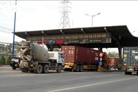 Trạm thu phí Xa lộ Hà Nội.