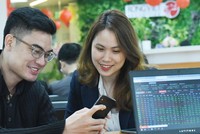 Không ít nhà đầu tư dần mua vào các cổ phiếu được cho là sẽ hưởng lợi từ xu hướng tăng của giá hàng hóa cơ bản. Ảnh: Dũng Minh.