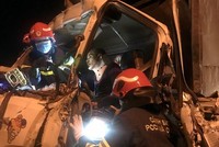 Cảnh sát PCCC vừa sơ cứu nạn nhân, vừa phá cabin, đưa các nạn nhân ra ngoài.