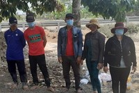 Đồn Biên phòng Sông Trăng bắt giữ 5 đối tượng nhập cảnh trái phép. (Ảnh: Thanh Bình/TTXVN).