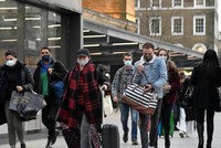 Người dân ở thủ đô London của Anh đeo khẩu trang ngừa dịch Covid-19. Ảnh: Reuters.
