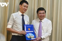 Chủ tịch UBND TP.HCM Nguyễn Thành Phong trao Quyết định cho ông Trương Trung Kiên.