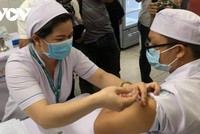 Nhân viên y tế được tiêm vắc xin ngừa Covid-19 tại Bệnh viện Bệnh Nhiệt đới TP.HCM.