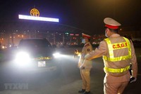 Cảnh sát giao thông tiến hành kiểm tra nồng độ cồn đối với tài xế tại cao tốc Pháp Vân-Cầu Giẽ. (Ảnh: Doãn Tấn/TTXVN).