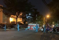 Chốt phong tỏa trên đường D35 tối 25-3. (Nguồn: tuoitre.vn).