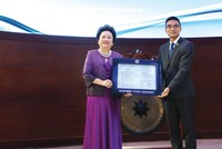 Bà Nguyễn Thị Nga, Phó chủ tịch thường trực SeABank đón nhận quyết định niêm yết trên HOSE ngày 24/3/2021.