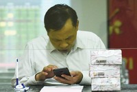 Nhiều nhà đầu tư chứng khoán đứng ngoài vì sợ “méo giá”