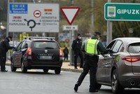 Cảnh sát kiểm tra các phương tiện tại cửa khẩu biên giới Pháp-Tây Ban Nha. (Nguồn: AFP/TTXVN).