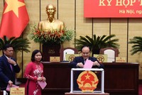 Chủ tịch HĐND thành phố Hà Nội Nguyễn Ngọc Tuấn bỏ phiếu bầu Ủy viên UBND thành phố.