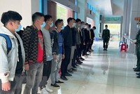 Các công dân Trung Quốc nhập cảnh trái phép bị tạm giữ tại Đồn biên phòng cửa khẩu Trà Lĩnh, huyện Trùng Khánh, tỉnh Cao Bằng. (Ảnh: TTXVN phát).