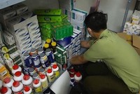 Số lượng lớn thuốc tân dược nghi nhập lậu bị phát hiện. (Ảnh: TTXVN phát).