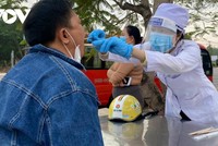 Lấy mẫu gộp các trường hợp để xét nghiệm Covid-19.