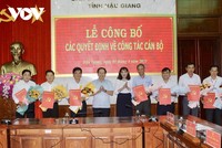 Ông Lê Tiến Châu (thứ tư từ trái qua)- Ủy viên Trung ương Đảng, Bí thư Tỉnh ủy Hậu Giang trao Quyết định bổ nhiệm, bổ nhiệm lại cho các cán bộ.