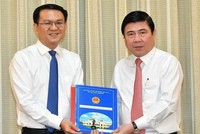 Ông Lâm Đình Thắng (trái) nhận quyết định.