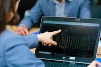 Nhà đầu tư tìm đến cổ phiếu của những doanh nghiệp có lợi nhuận quý I tăng trưởng mạnh. Ảnh: Dũng Minh.