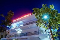 Khu nhà 3 tầng, vốn là Trung tâm thực hành Thực nghiệm, trường Đại học Sao Đỏ cơ sở 2 (Chí Linh, Hải Dương) đã được cải tạo theo đúng thiết kế vận hành của một bệnh viện dã chiến tiêu chuẩn. (Ảnh: TTXVN phát).