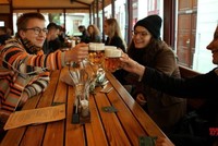 Người dân Séc có thể tụ tập tối đa 10 người ở trong nhà từ 12/4.