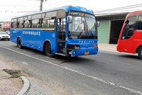 Xe đưa đón công nhân có liên quan đến vụ tai nạn (màu xanh).