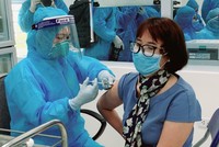Nhân viên y tế Bệnh viện Bệnh Nhiệt đới Trung ương tiêm vaccine phòng COVID-19.