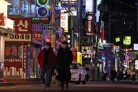 Hàn Quốc tái áp đặt lệnh giới nghiêm để chống dịch Covid-19. Ảnh: EPA.