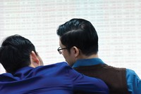 Chia cổ tức hay không, chia bao nhiêu, bằng tiền hay bằng cổ phiếu luôn được các cổ đông tranh luận sôi nổi. Ảnh: Dũng Minh.