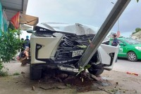 Chiếc Lexus RX300 chỉ dừng lại khi đâm vào một cột đèn chiếu sáng.