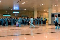 Công dân Việt Nam từ Đài Loan về nước được tiếp nhận, sắp xếp về khu cách ly y tế theo quy định. (Ảnh: TTXVN phát).