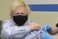 Nhân viên y tế tiêm vaccine ngừa COVID-19 cho Thủ tướng Anh Boris Johnson tại bệnh viện ở London, ngày 19/3/2021. (Ảnh: THX/TTXVN).