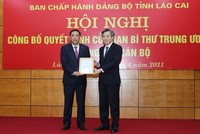 Phó trưởng Ban Tổ chức Trung ương Nguyễn Quang Dương trao quyết định của Ban Bí thư Trung ương Đảng cho ông Hoàng Giang. (Nguồn: Báo Lào Cai).