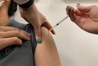 Tiêm vaccine Covid-19 ở Australia. Ảnh: Patrick Rocca.
