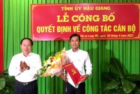 Ông Lê Tiến Châu- Ủy viên Trung ương Đảng- Bí thư Tỉnh ủy Hậu Giang trao Quyết định của Ban Thường vụ Tỉnh ủy điều động và chỉ định ông Võ Văn Trung giữa chức Bí thư Thị ủy Long Mỹ, nhiệm kỳ 2020-2025.
