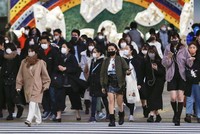 Người Nhật Bản đeo khẩu trang thời Covid-19. Ảnh: Japan Times.