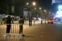 Cảnh sát gác trên đường phố tại Phnom Penh, Campuchia. (Ảnh: THX/TTXVN).