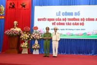 Thượng tướng Lê Quý Vương trao Quyết định và chúc mừng Đại tá Bùi Duy Hưng.
