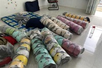 Hàng ngàn mũ bảo hiểm giả nhãn hiệu bị thu giữ. (Ảnh: Thành Chung/TTXVN).