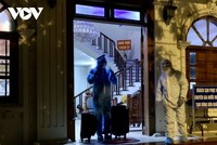 Bệnh nhân COVID-19 đầu tiên phát hiện tại Yên Bái rời khách sạn đi điều trị ở BV Bệnh Nhiệt đới Trung ương.